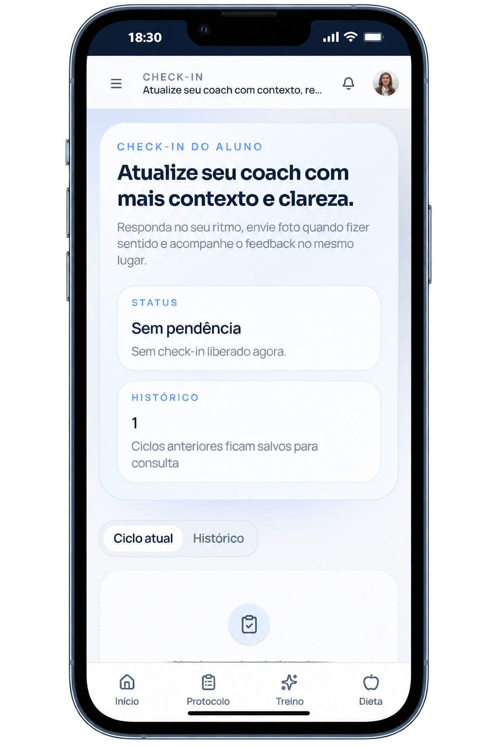 Tela de check-in do aluno no celular com contexto, status, histórico e navegação inferior.