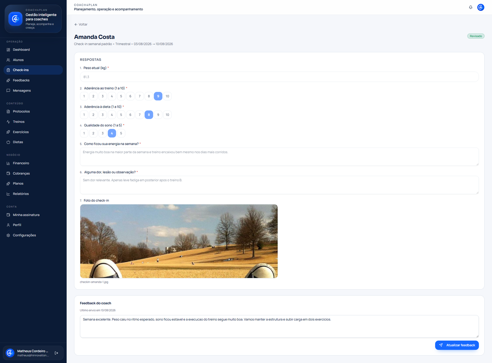 Tela de revisão de check-in com respostas da aluna, foto enviada e feedback do coach.
